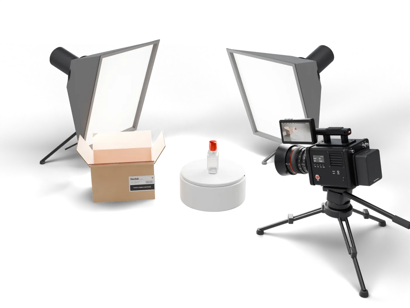 Il set fotografico in studio: il prodotto sul podio girevole, due softbox e la cinepresa sul treppiede