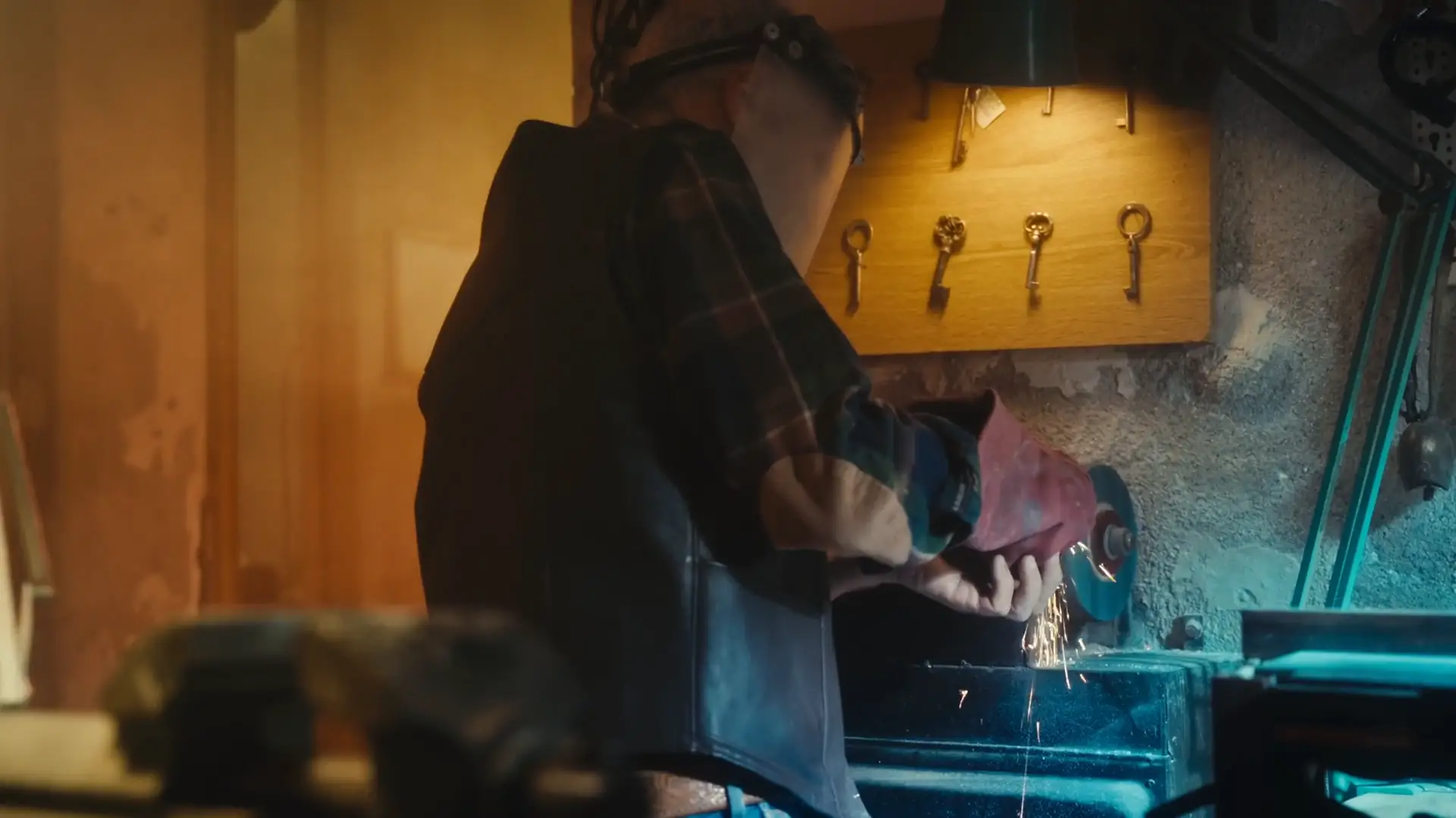 Un artigiano al lavoro nella sua officina, dallo spot Gnm Immobiliare «Il viaggio della chiave»