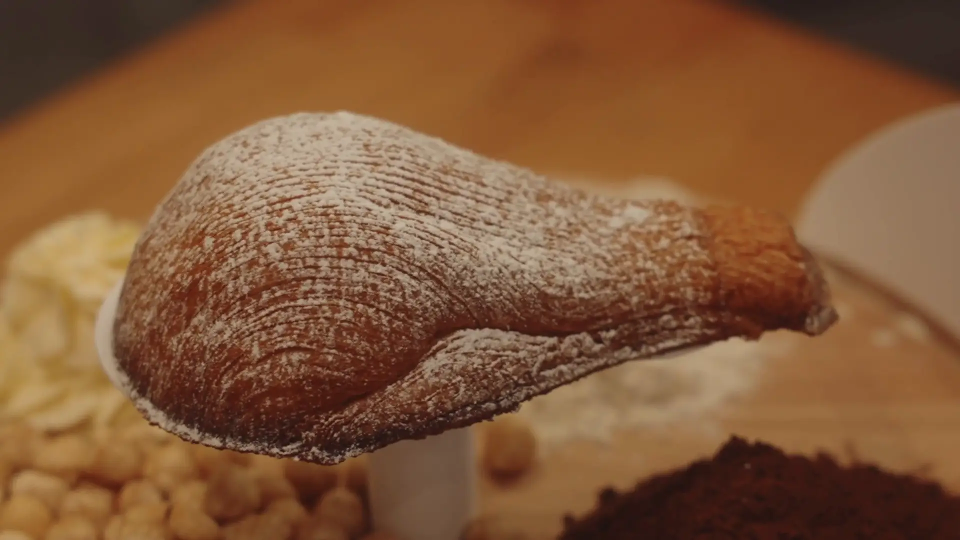 Il nuovo dolce di Gelateria Mazzini con lo zucchero a velo, tra nocciole e cacao