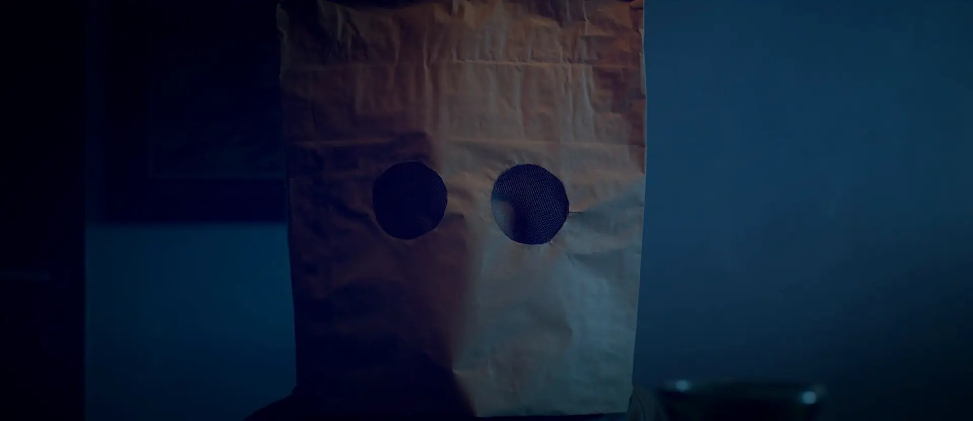 Il protagonista con il sacchetto di carta sulla testa, dal cortometraggio A place behind