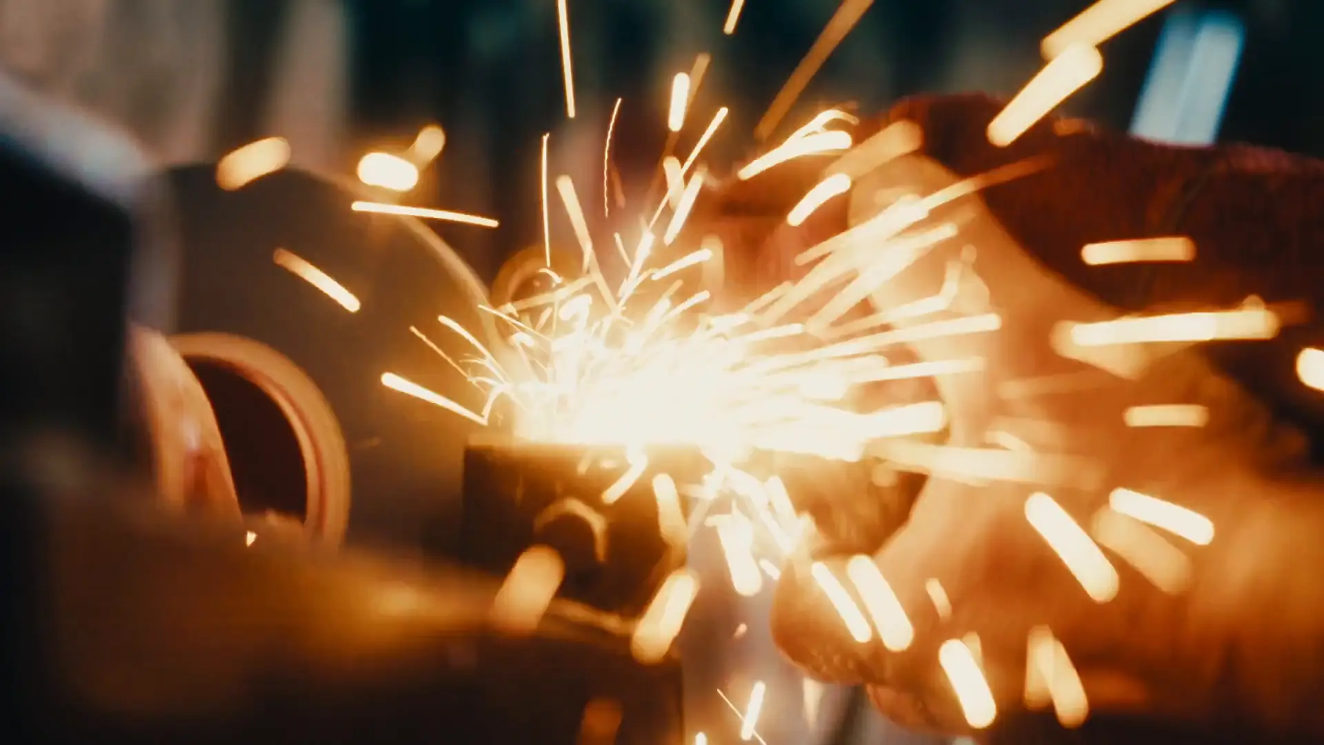 Scintille in officina in un fotogramma dello spot Gnm Immobiliare girato da Reelab Studio