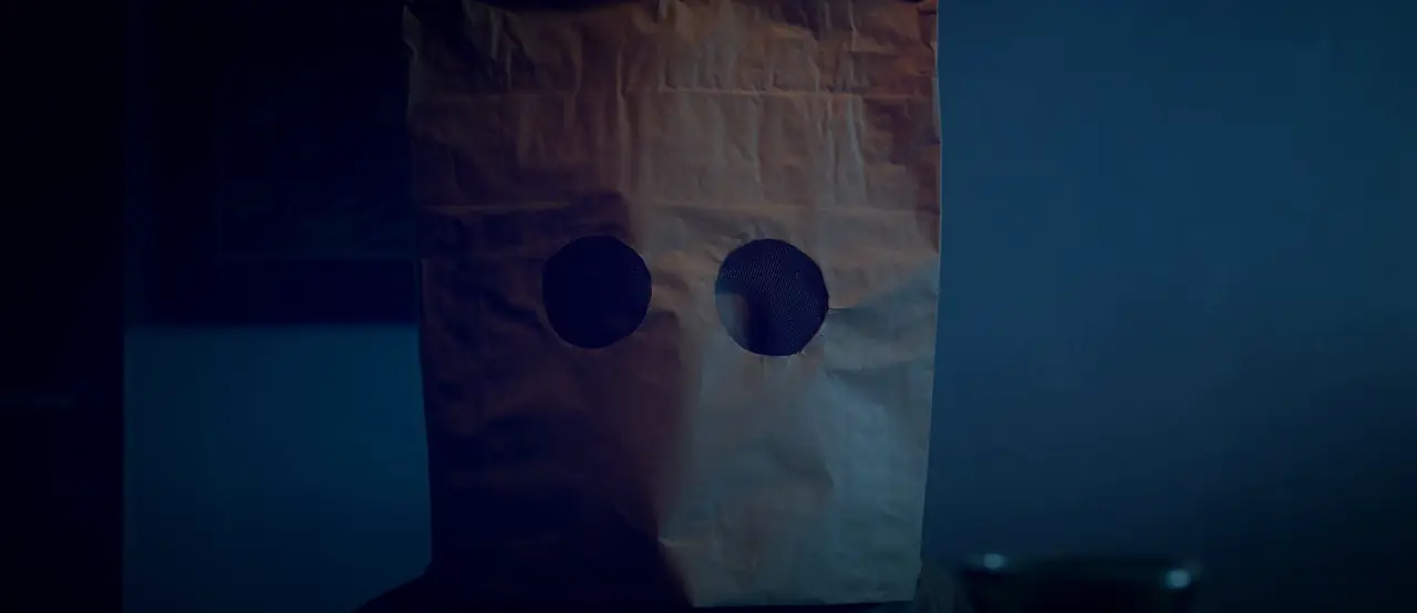 A place behind: il protagonista con il sacchetto di carta sulla testa